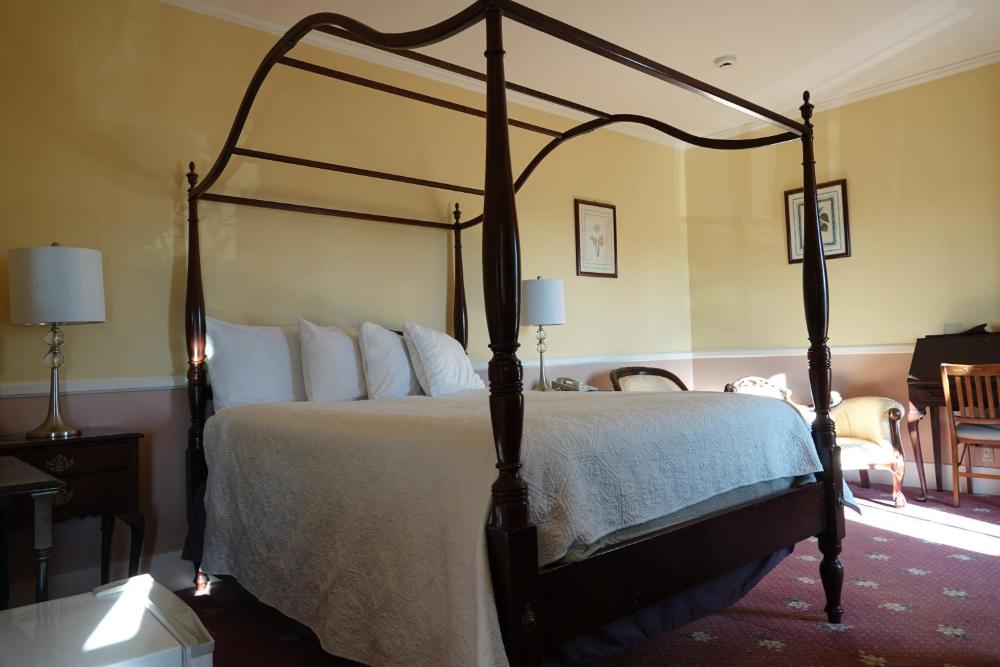 Queen Room interior