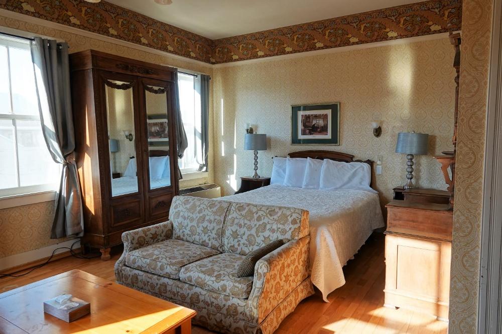 Deluxe Room (2 Adults + 1 Child) interior